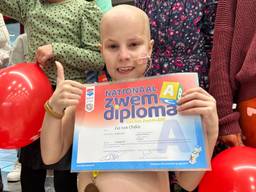 Doodzieke Isa (8) haalt haar zwemdiploma A: 'Ze is heel dapper'
