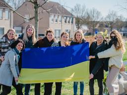Sasha tijdens het buurtfeest afgelopen weekend. Ze staan in het midden met de Oekraïne vlag. 