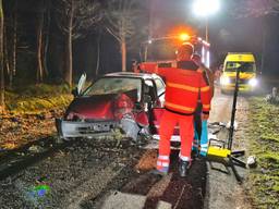 Ambulance, brandweer en politie bij de plek in Hoogeloon waar het ongeluk gebeurde (foto: Rico Vogels/SQ Vision Mediaprodukties).