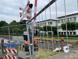 Door de werkzaamheden is een aantal spoorwegovergangen, zoals hier in Boxmeer, afgesloten (foto: Hans Janssen).