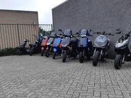 De in beslag genomen scooters (foto: politie Bergeijk).