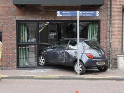 Auto rijdt appartementencomplex in Klundert binnen, vrouw en kind gewond