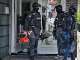 Politieteam doet inval in appartementencomplex, man opgepakt