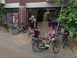 Bezorgers van Flink voor het pand van Flink in de Korte Tuinstraat in Tilburg (foto: Google Streetview).