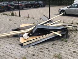 De lading hout ligt op een parkeerplaats (foto: Rijkswaterstaat)