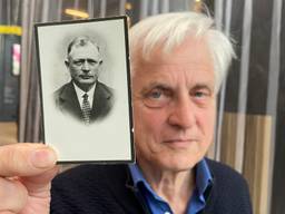 Jeroen Trommelen met zijn de foto van zijn opa Antoon (Foto: Tom van den Oetelaar).