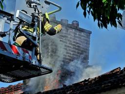 Vier huizen aan de Wagenaarstraat in Tilburg hebben dinsdagochtend schade opgelopen door een grote uitslaande brand.