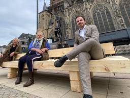 Mike van der Geld (r) samen met Jan Louvenberg en Leidi Haaijer op de nieuwe Kastanjebank (fofo: Jan Peels)