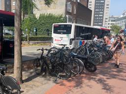 Door de aanrijding en de vechtpartij werd een andere bus ook opgehouden (foto: Hans Janssen).