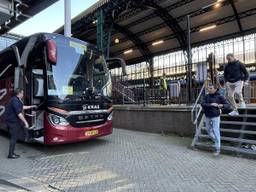 Treinreizigers werden bij station Den Bosch in bussen naar hun plek van bestemming gebracht (foto: Eva de Schipper).