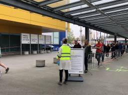 IKEA gaat weer open na wekenlange coronasluiting en er staat al meteen een rij