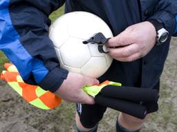 Een scheidsrechter in het amateurvoetbal. (ANP, Koen Suyk)