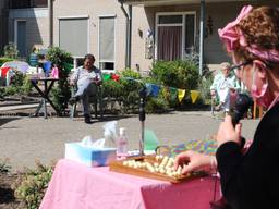 Senioren spelen een potje bingo in hun eigen hofje