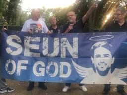 Aanhang De Graafschap geeft 'Seun of God-vlag' aan NAC-supporters.