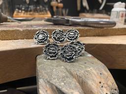 Bregje Kruis van Roemer Juweliers pimpte de ambtsketen van burgemeester Han van Midden van Roosendaal