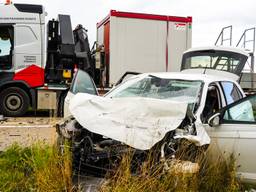 Frontale botsing tussen auto en vrachtwagen