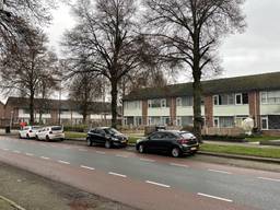 Links één van de camera's, geheel rechts het getroffen huis.