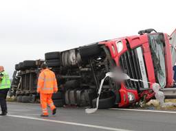 Vrachtwagen gekanteld op A4