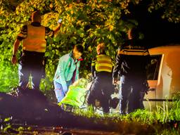 Bestelbus crasht in Van Oldenbarneveltlaan Eindhoven, bestuurder en motorblok uit auto geslingerd