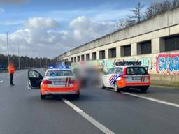 De Belgische verkeerspolitie houdt de verdachte aan op de E19 (foto: Instagram @verkeerspolitie_zwb).