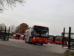 Een Arriva bus vertrekt vanaf het remiseterrein (foto: Collin Beijk)