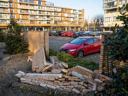 De omgevallen muur bij de Sint-Janskerk in Waalwijk (foto: Iwan van Dun/SQVision).