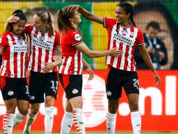 Joelle Smits krijgt felicitaties na het scoren van 0-1 (foto: ANP/Vincent Jannink).