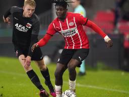 Johan Bakayok van PSV en Tijs Velthuis van Jong AZ (foto: Orange Pictures).