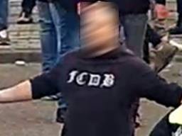 Een van de mensen die de politie zoekt na de rellen rond FC Den Bosch-TOP Oss (foto: politie).