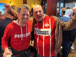 Laurence (links) en Frank (rechts) in de pub voor de wedstrijd tegen Arsenal (foto: Yannick Wezenbeek).