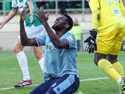 Willem II-spits Jeremy Bokila baalt na een gemiste kans. (Foto: Ben Gal/Orange Pictures)