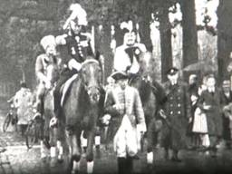 De nagespeelde aankomst van koning Willem II in Tilburg in 1948. (beeld: Regionaal Archief)