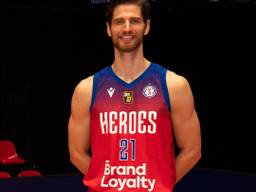 Heroes-speler Thomas van der Mars in het shirt met de nieuwe sponsor. 