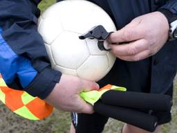 Een scheidsrechter in het amateurvoetbal (foto: Koen Suyk/ANP).