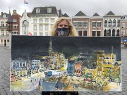 Marion met haar schilderij en mondkapje 'markt by night' (foto: Imke van de Laar).