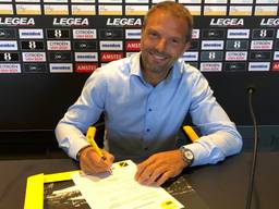 Maurice Steijn tekent zijn contract bij NAC.