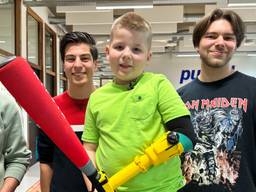Studenten van de Fontys Pulsed Academy maakte daarom voor Sammie een speciaal voor hem ontworpen prothese