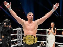 Rico Verhoeven blijft wereldkampioen. (Foto: GLORY, Alexis Goudeau)