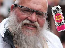 Arnol Kox en een deel van het blikje 'Goeie Arnol' (foto: ANP/Hollandse Hoogte/Venema Media).