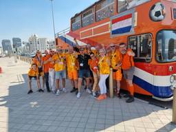 Patrick Sneller (derde man van rechts) bij de oranje bus (foto: Eigen foto).