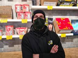 Pedro Kipping (51) in zijn vuurwerkwinkel in Baarle-Hertog (foto: Noël van Hooft)