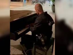 Agent laat Breda ontwaken met gevoelige pianomuziek: 'Ook dit is politie'
