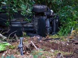 Auto belandt op zijn kant tussen de bomen na botsing in Milheeze