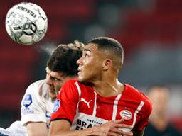 PSV'er Carlos Vinícius wint een kopduel van Jacob Rasmussen van Vitesse (foto: ANP 2021/Maurice van Steen). 