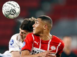 PSV'er Carlos Vinícius wint een kopduel van Jacob Rasmussen van Vitesse (foto: ANP 2021/Maurice van Steen). 