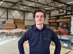 In deze fabriek van Evert Antonissen (24) worden tafels gemaakt (foto: Noël van Hooft)