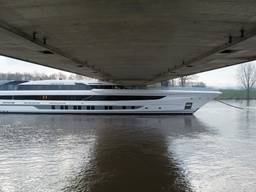 Nieuw probleem voor superjacht: brug bij Heusden blijkt te laag