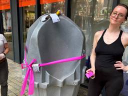 Mannen die nodig moeten plassen, kunnen op maar liefst 35 urinoirs op de Tilburgse Kermis terecht. Vrouwen kunnen bij twee toiletgebouwen in het centrum hun behoefte doen én betalen daar een euro voor.