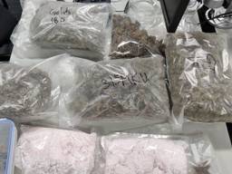 Zakken vol drugs op een zolder in Tilburg (foto: Politie)
