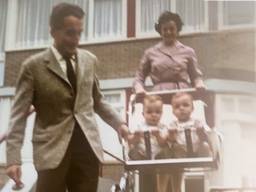 Peter en zijn tweelingbroer toen ze pas bij hun adoptieouders waren (privéfoto).